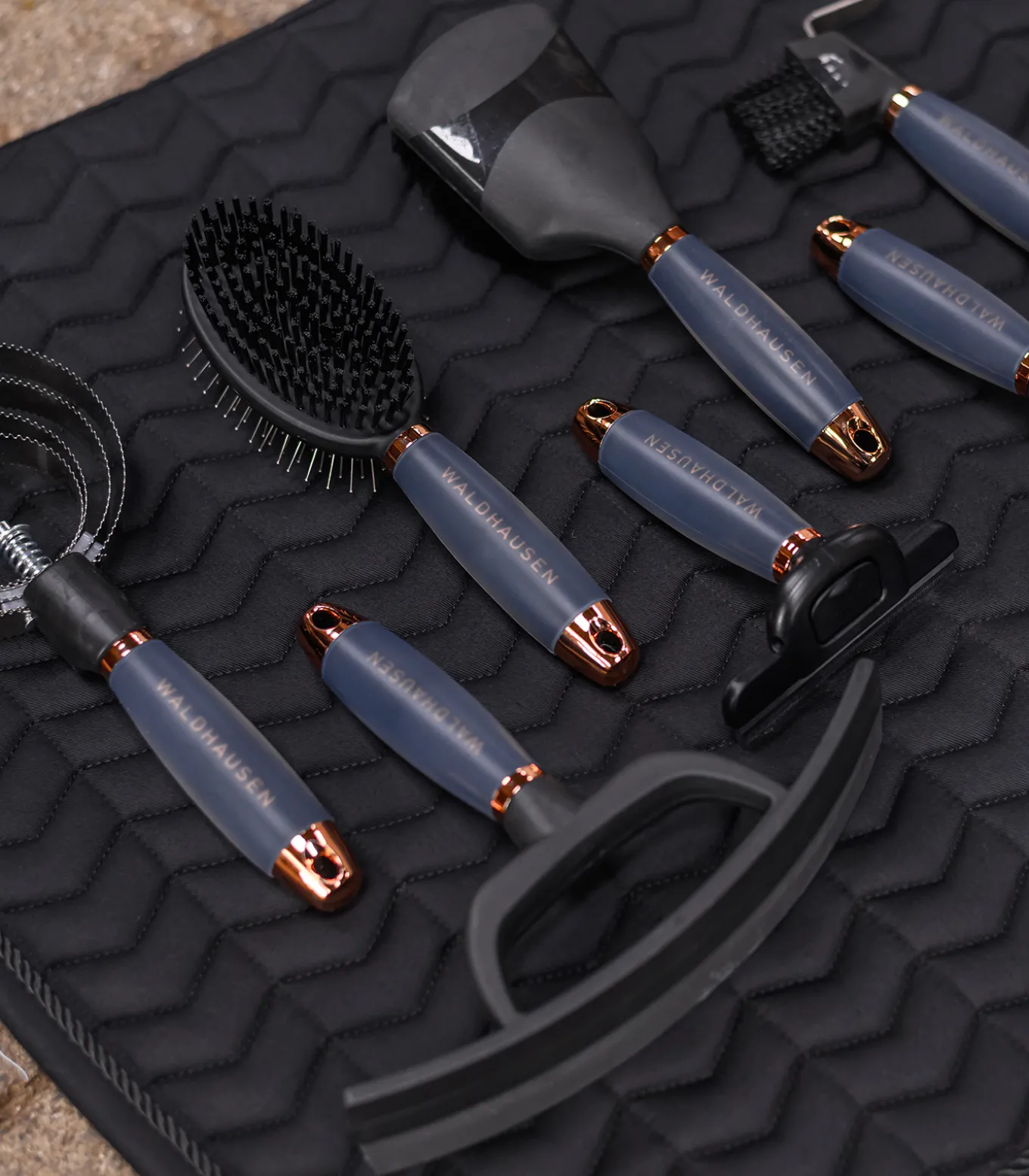 Federstriegel mit Gelgriff